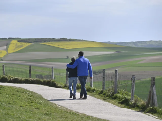 Couple En Promenade Au Cap Blanc Nez Hauts De France Tourisme Nicolas Bryant