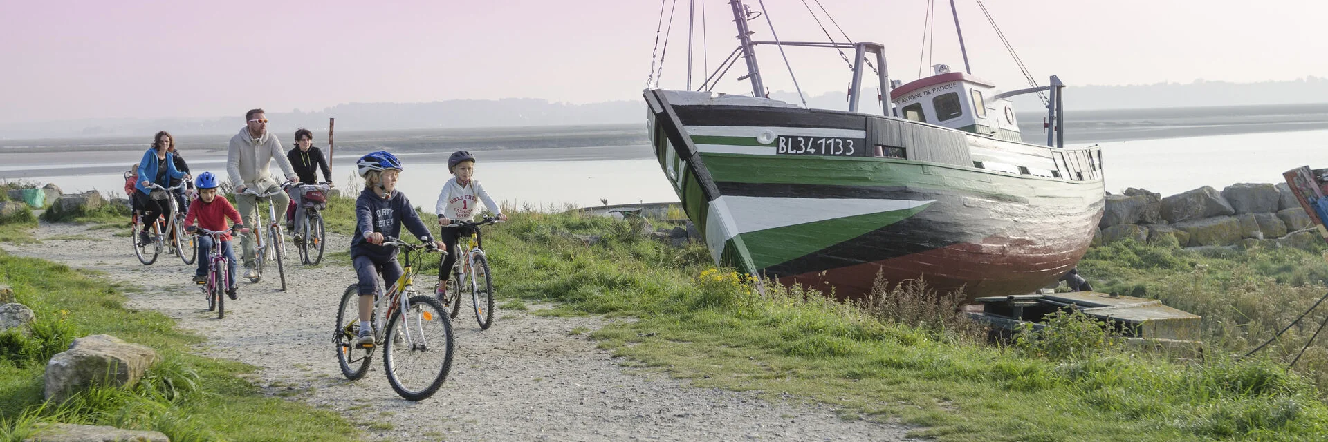 Le Crotoy , famille à vélo credits Hauts De France Tourisme Nicolas Bryant