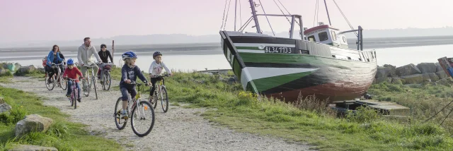 Le Crotoy , famille à vélo credits Hauts De France Tourisme Nicolas Bryant