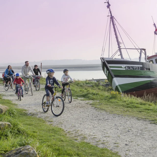 Le Crotoy , famille à vélo credits Hauts De France Tourisme Nicolas Bryant