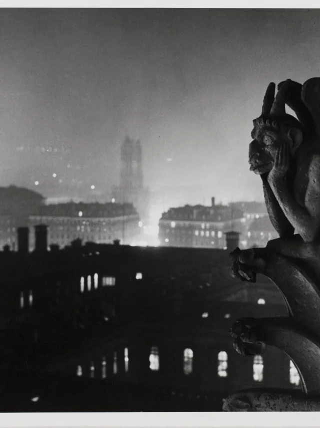 Brassaï (Halasz Gyula, dit - 1899-1984). Vue nocturne de Notre-Dame sur Paris et la tour Saint-Jacques. Photographie noir et blanc. Tirage gélatino-argentique. 1933. Paris, musée d'Art moderne.
