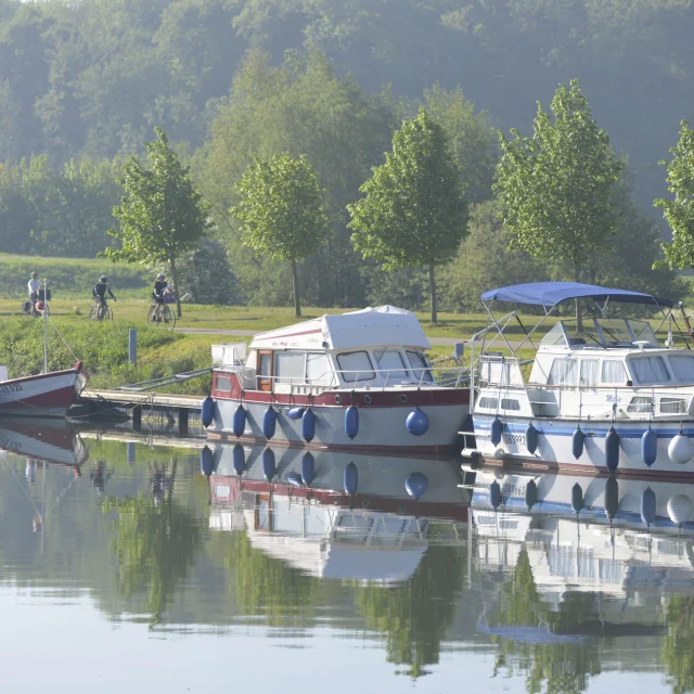 Somme - Cyclistes sur le chemin de halage