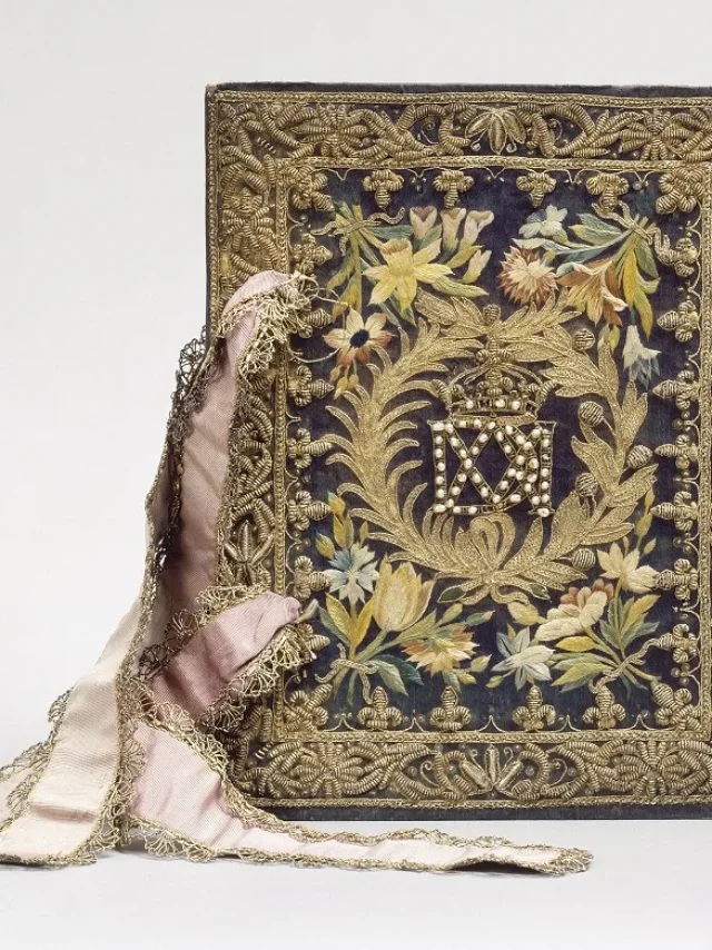 Reliure en soie brodée d’or au chiffre de Marie de Médicis (1575-1642) Paris, 1629, © RMN-GP