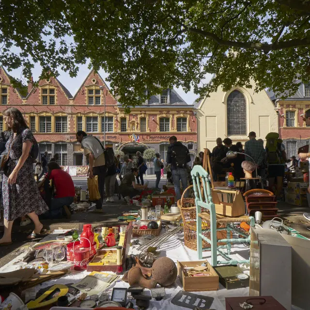 Lille (Nord, 59). La Grande Braderie annuelle devant l'Hermitage Gantois.