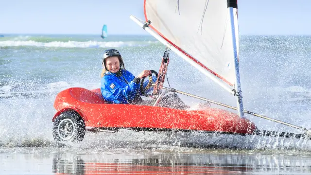 Julie Leprêtre, monitrice char à voile, base nautique Wimereux