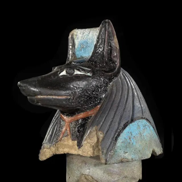 Bouchon de vase canope, tête de chien, Paris, musée du Louvre, E 10837.