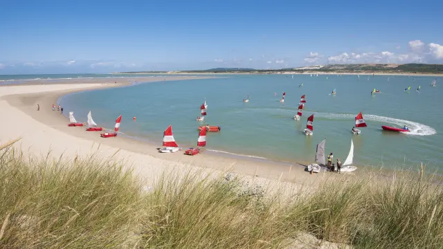 Le Touquet Paris-Plage. La Baie de Canche avec de petits voiliers et des deriveurs de l ecole de voile du Touquet.