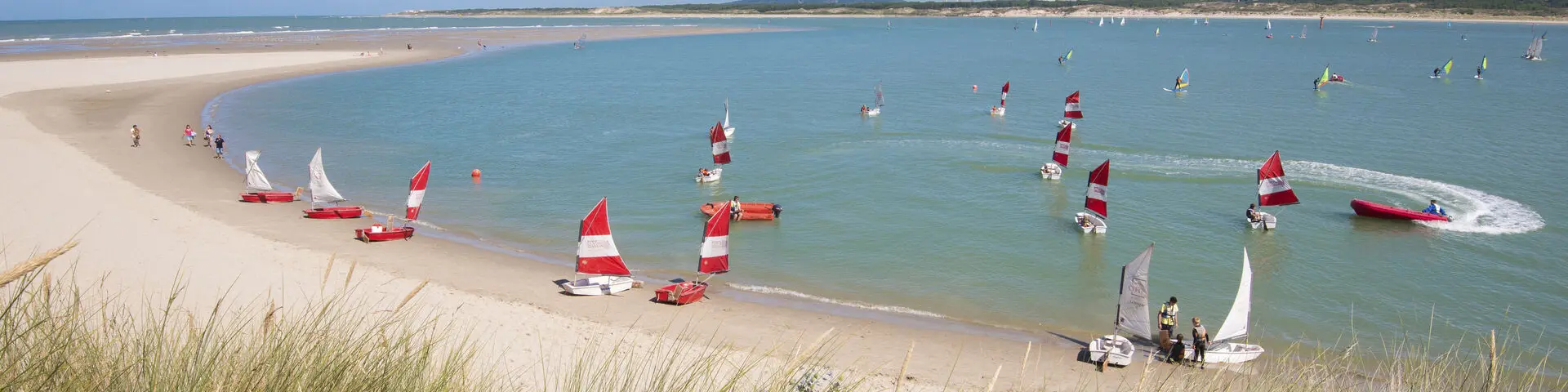 Le Touquet Paris-Plage. La Baie de Canche avec de petits voiliers et des deriveurs de l ecole de voile du Touquet.
