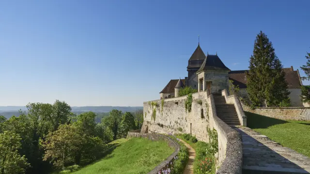 Village de Coucy-le-Chateau (AISNE,02). Le Chateau de Coucy. Les remparts Lhermitte et l'église Saint Sauveur.
