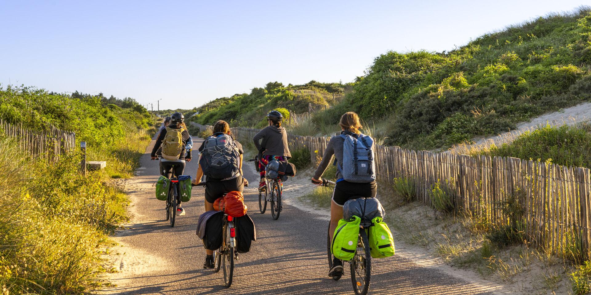 France, Somme (80), Baie de Somme, La Mollière d'Aval, Le Hourdel, cyclistes sur la route blanche entre le hourdel et la Mollière d'Aval // France, Somme (80), Somme Bay, La Mollière d'Aval, Le Hourdel, cyclists on the white road between le hourdel and la Mollière d'Aval
