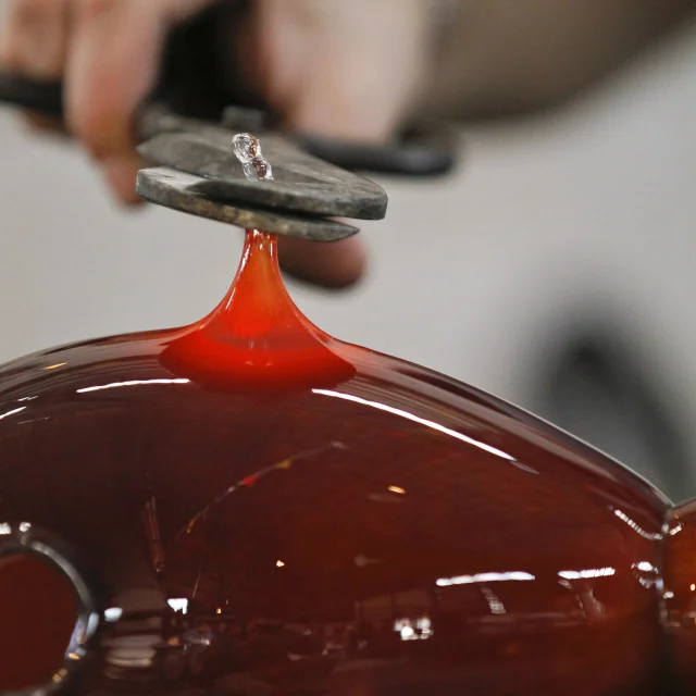 Village de Trelon, Avesnois (Nord). Ecomusee de l Avesnois. Musee - atelier  du verre. Artisan verrier travaillant le verre en fusion.