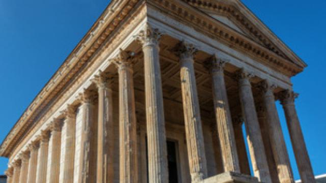 maisoncarre-nimes-provence-adobestock223974156.jpeg