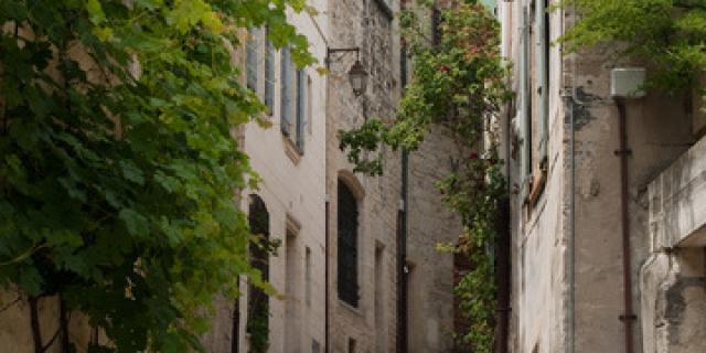 Escalier dans la ruelle dans la vieille ville historique