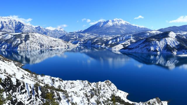 Lac de Serre Poncon, baie des Lionnets, montagne de Dormillouse dans les Hautes-Alpes