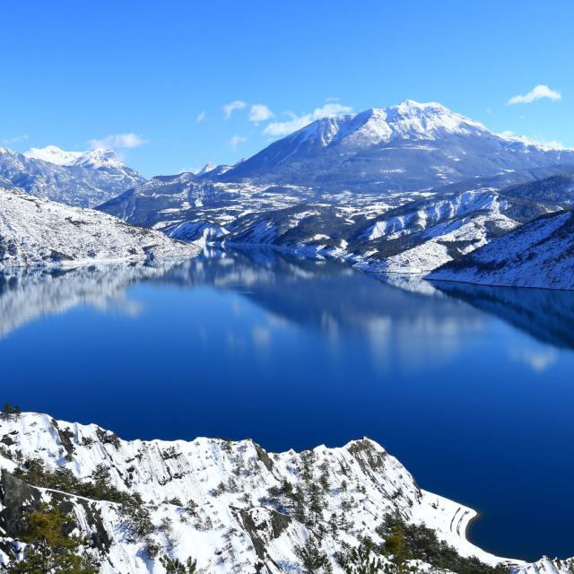Lac de Serre Poncon, baie des Lionnets, montagne de Dormillouse dans les Hautes-Alpes