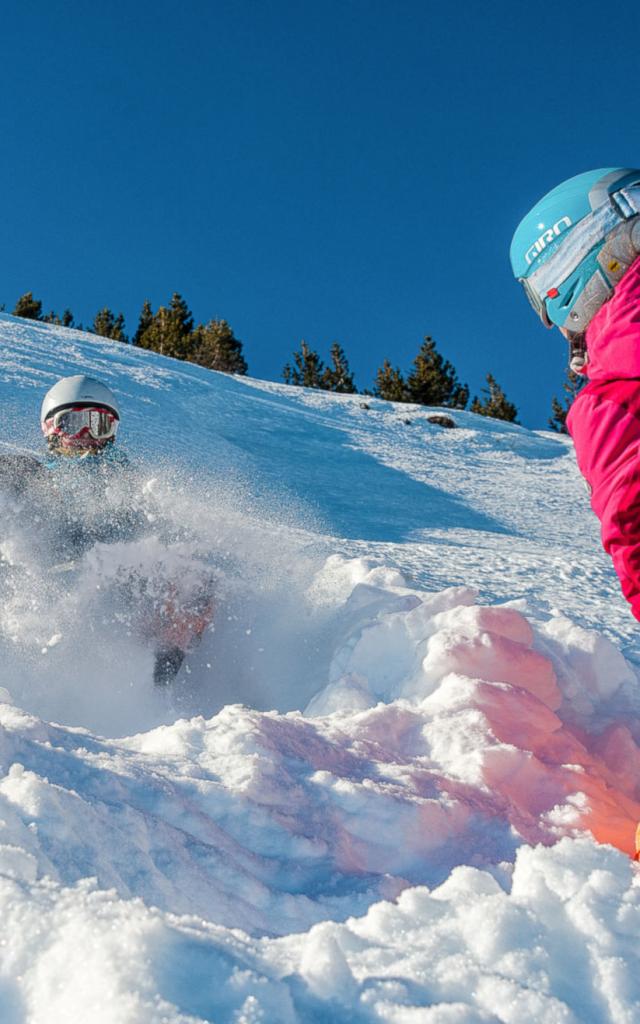 Loisirs à la neige pour une première fois à la montagne
