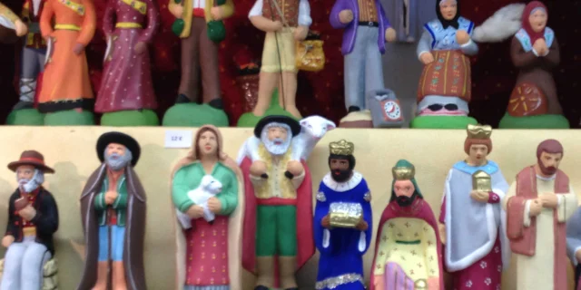 Gros plan sur des santons colorés dans une foire aux santons en Provence