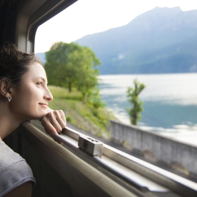 femme-fenetre-train-is-2017-21142.jpg