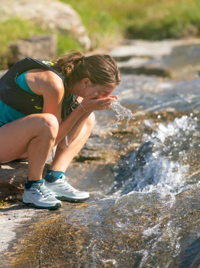 Femme Au Bord D'une Rivière