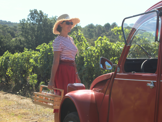 femme dans les vignes Beyond the Wine - Golfe de Saint Tropez Côte d'Azur
