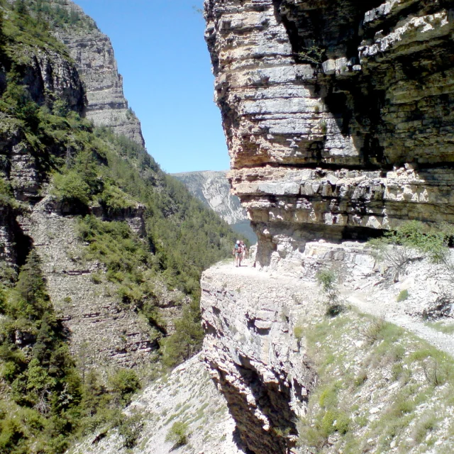 File source: http://commons.wikimedia.org/wiki/File:Sentier_dans_les_gorges_de_St-Pierre_(Beauvezer).JPG