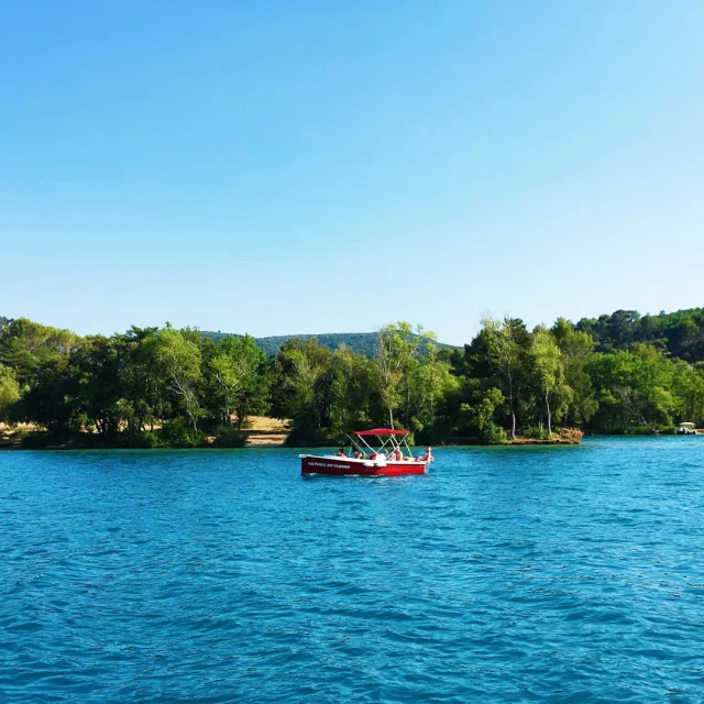 Barque sur le lac Esparron de Verdon Alpes De Haute Provence