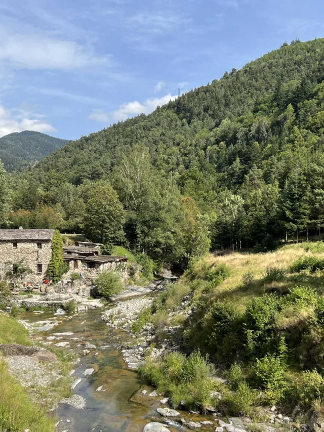 Petit village de La Brigue au bord d'une rivière entourée de verdure
