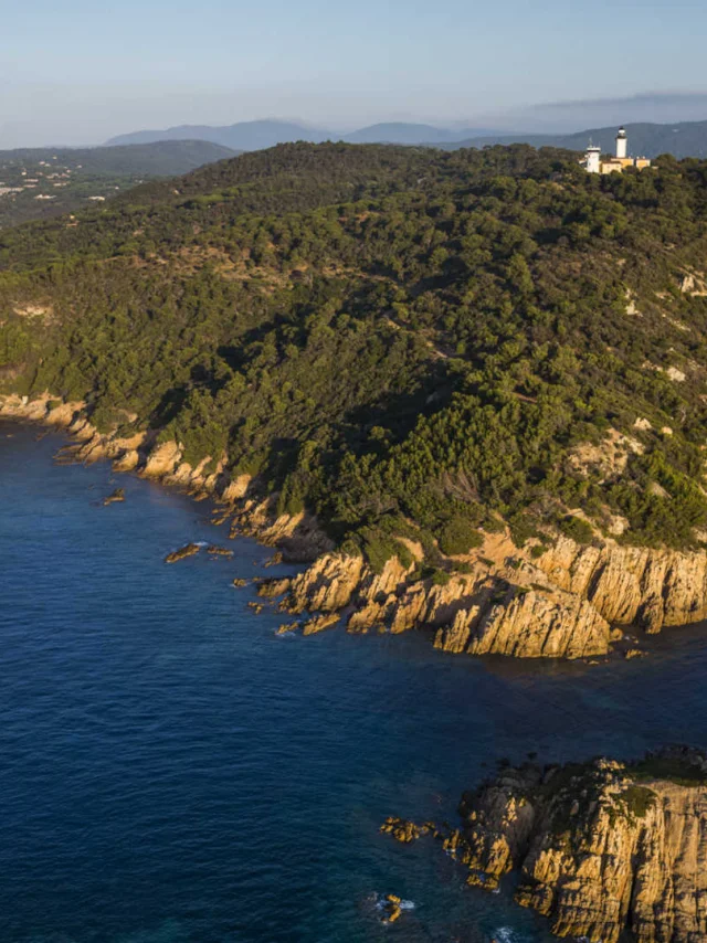 Vue large du phare de Camarat à Ramatuelle