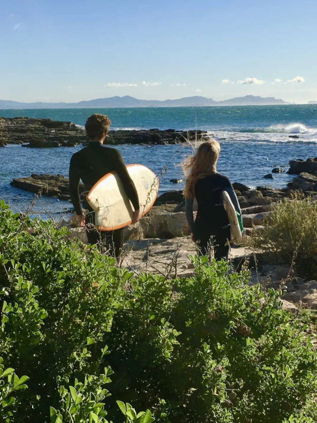 Couple de surfeurs sur la Côte Bleue