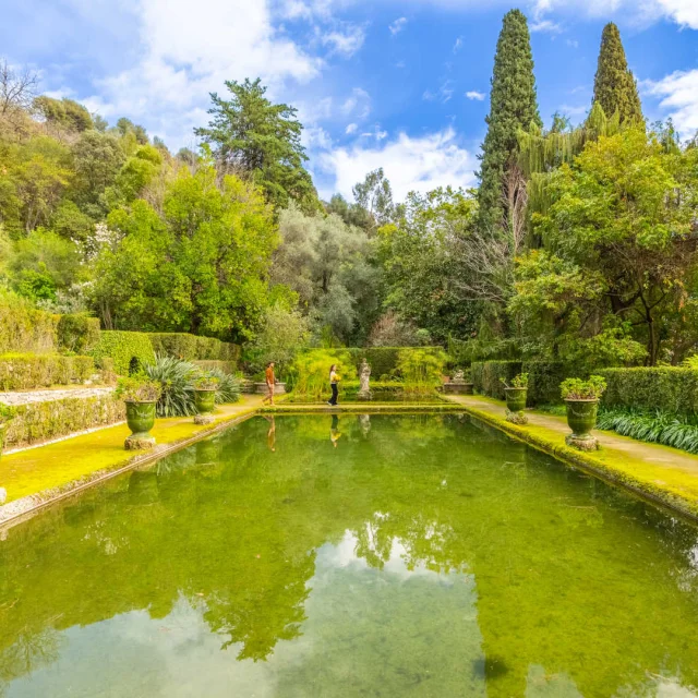 Perspektivische Ansicht eines großen Beckens im Garten Serre de la Madone