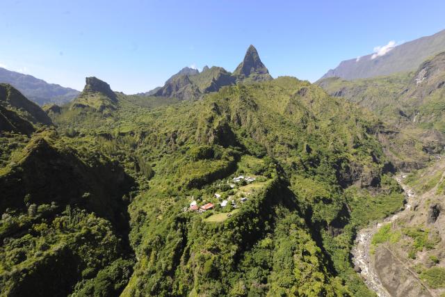 montagne_mafate28_ilet_grande_place_surplombe_par_le_piton_calumet_-_credit_irt_-_serge_gelabert_dts_12_2015.jpg