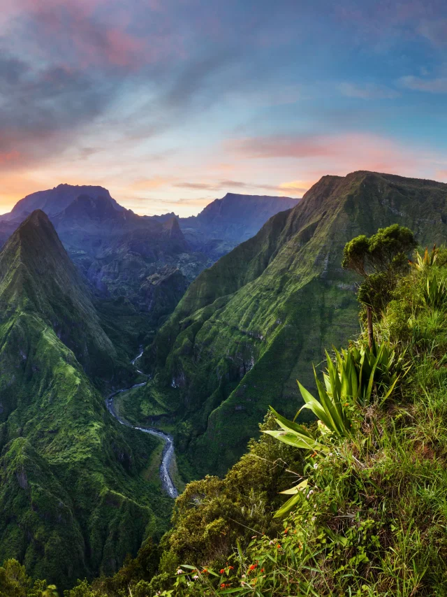 Paysages à la Réunion montagneMafate79sentierCapNoir