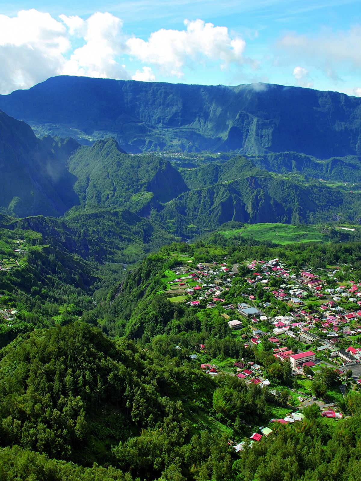 Randonnée Tour du Piton des Neiges un trek sur le toit du monde