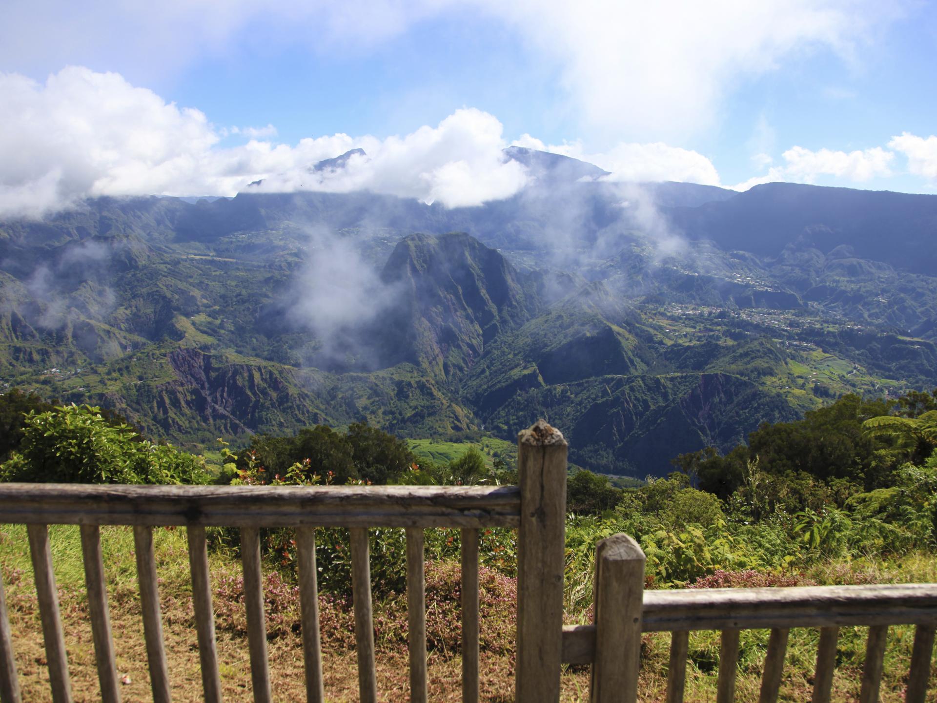 Randonnée Tour du Piton des Neiges un trek sur le toit du monde