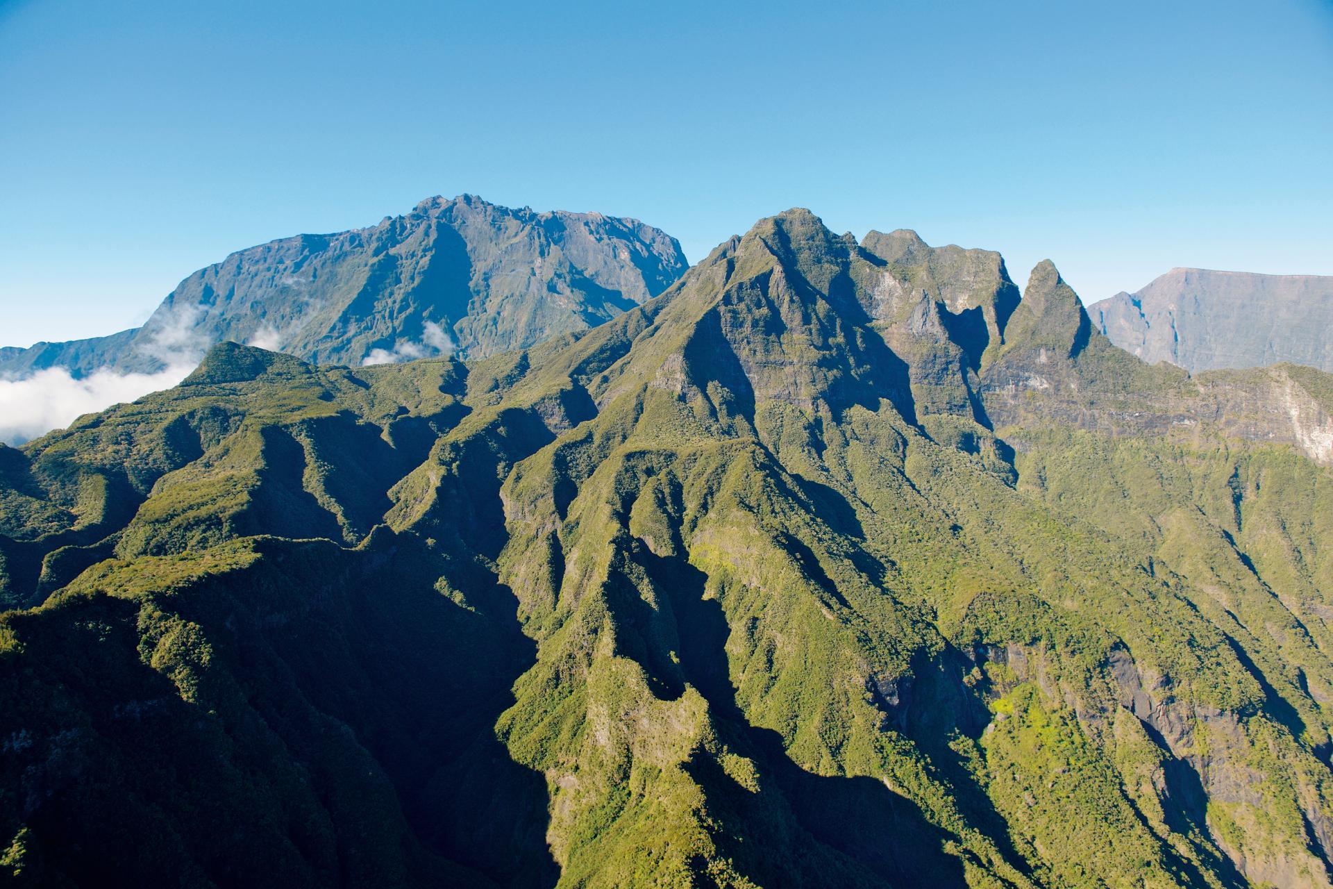 Montagne Vue Du Ciel03 Cirques Pitons Remparts Credit Irt Serge Gelabert Dts 12 2014.jpg