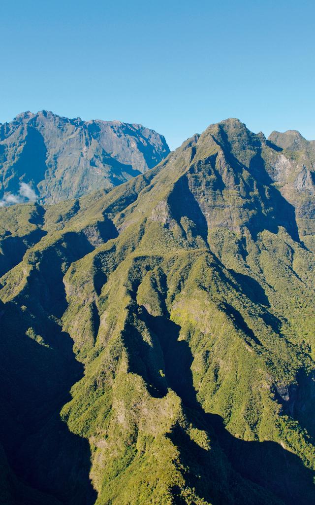 montagne_vue_du_ciel03_cirques_pitons_remparts_-_credit_irt_-_serge_gelabert_dts_12_2014.jpg