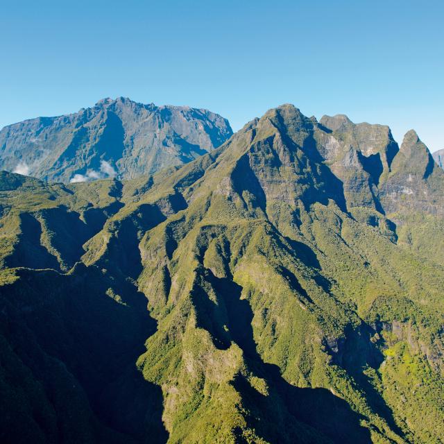 Montagne Vue Du Ciel03 Cirques Pitons Remparts Credit Irt Serge Gelabert Dts 12 2014.jpg