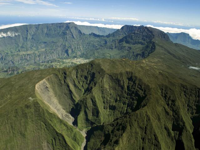 montagne_vue_du_ciel64_rond_des_chevrons_surplombe_par_le_sommet_de_l_entre_deux_cilaos_en_arriere_plan_-_credit_irt_-_serge_gelabert_dts_12_2015.jpg