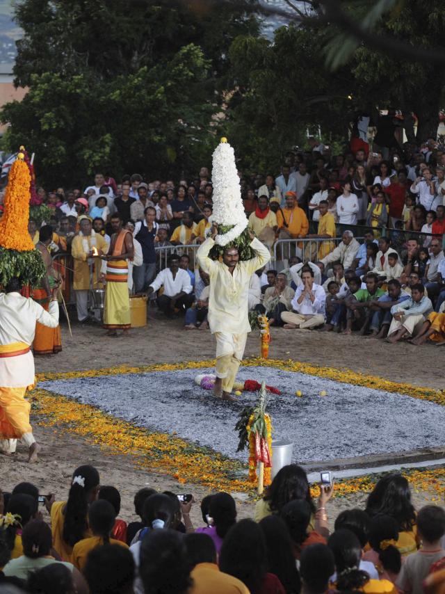 religion_tamoule122_marche_sur_le_feu_-_credit_irt_-_serge_gelabert_dts_12_2015.jpg