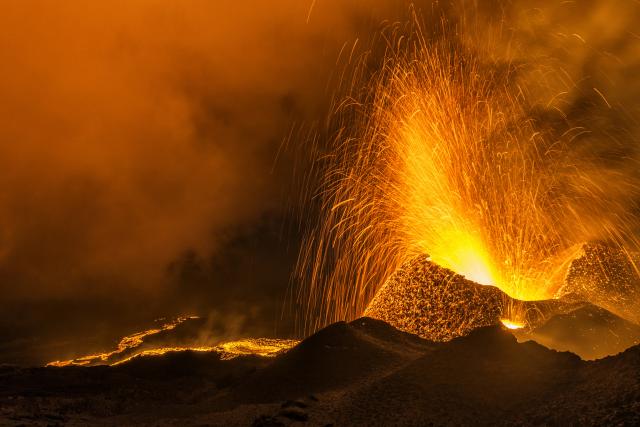 volcan194_eruption_piton_de_la_fournaise_05_2015_-_credit_irt_-_luc_perrot_dts_06_2017.jpg