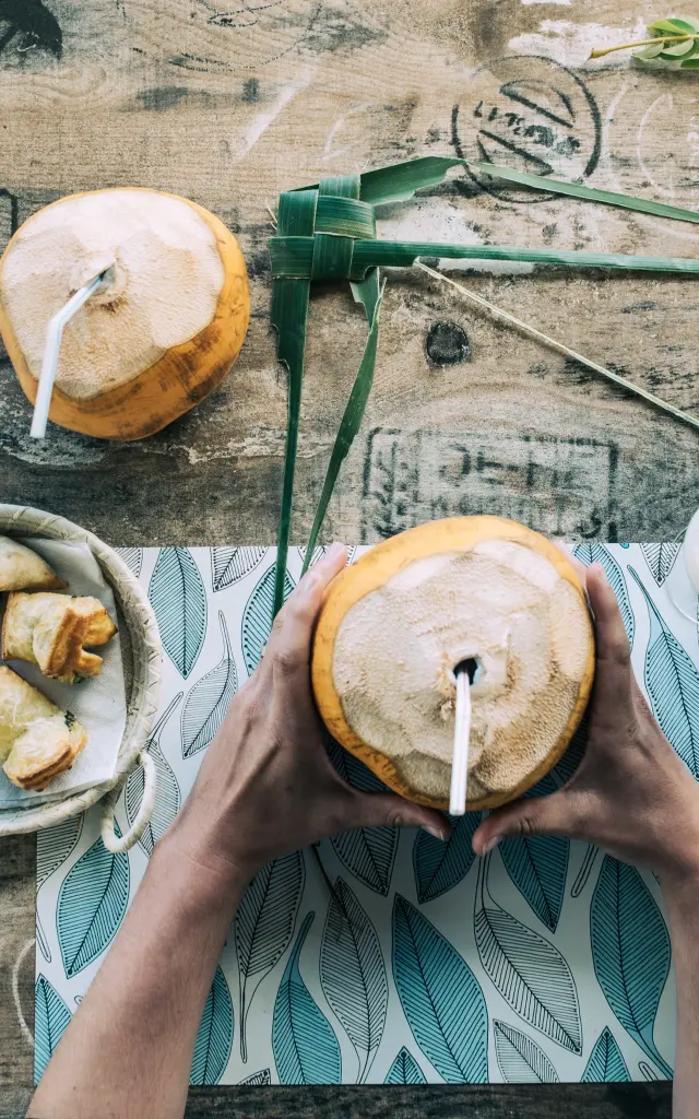 Expérience Les secrets du coco: déguster l'eau coco fraiche avec une simple paille plantée dans le fruit.