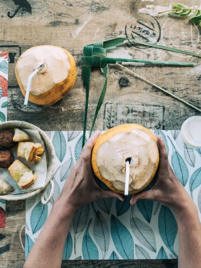Expérience Les secrets du coco: déguster l'eau coco fraiche avec une simple paille plantée dans le fruit.