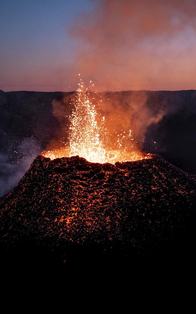Vue du cratère Rivals, qui est un cône volcanique adventif du Piton de la Fournaise, lors de l'éruption volcanique de septembre - octobre 2022, à la Réunion