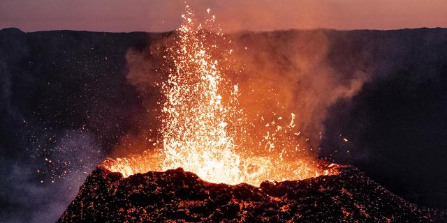 Vue du cratère Rivals, qui est un cône volcanique adventif du Piton de la Fournaise, lors de l'éruption volcanique de septembre - octobre 2022, à la Réunion