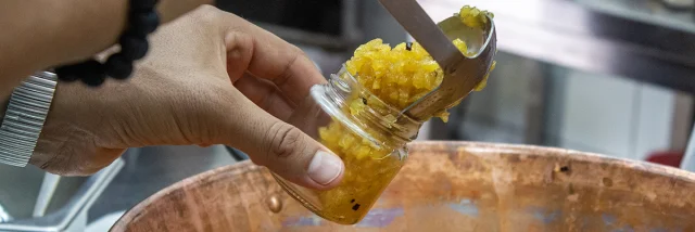 Expérience Les Délices de Préma: l'excellence de la confiture réunionnaise. Visite de champ de pitayas, d'ananas victoria et de canne à sucre, puis atelier de confiture avec Préma, la Championne de France 2023 des confituriers.