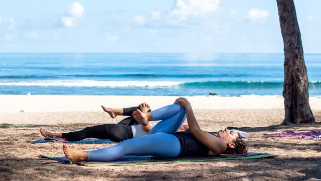 Yoga et pause healthy sur la plage IRT@Ze Caillou dt avril 2036