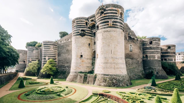 Vue sur le château et ses jardins depuis l'extérieur du site