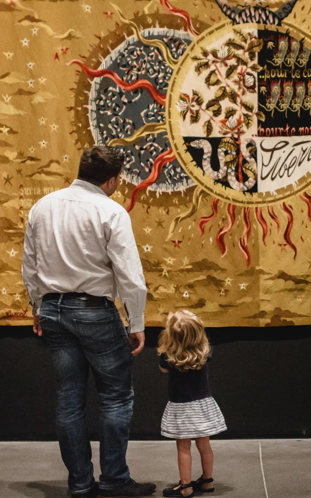 Un père et sa fille devant une tapisserie, exposition temporaire Jean Lurçat, musée des Beaux-Arts, Angers