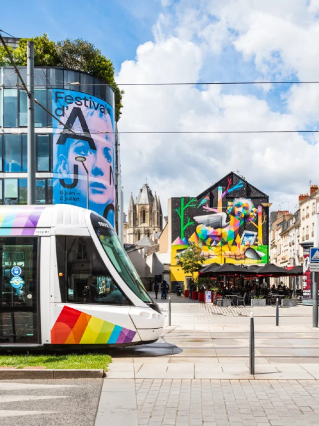 Tramway passant devant la place St Aubin et l'œuvre de street art