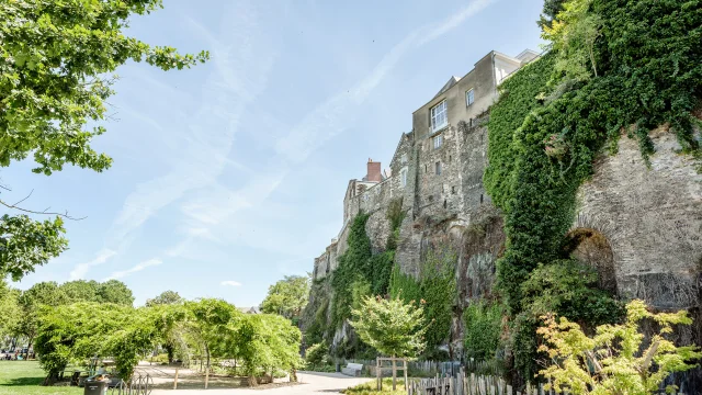 Plan large sur le verdure de la promenade Jean Turc